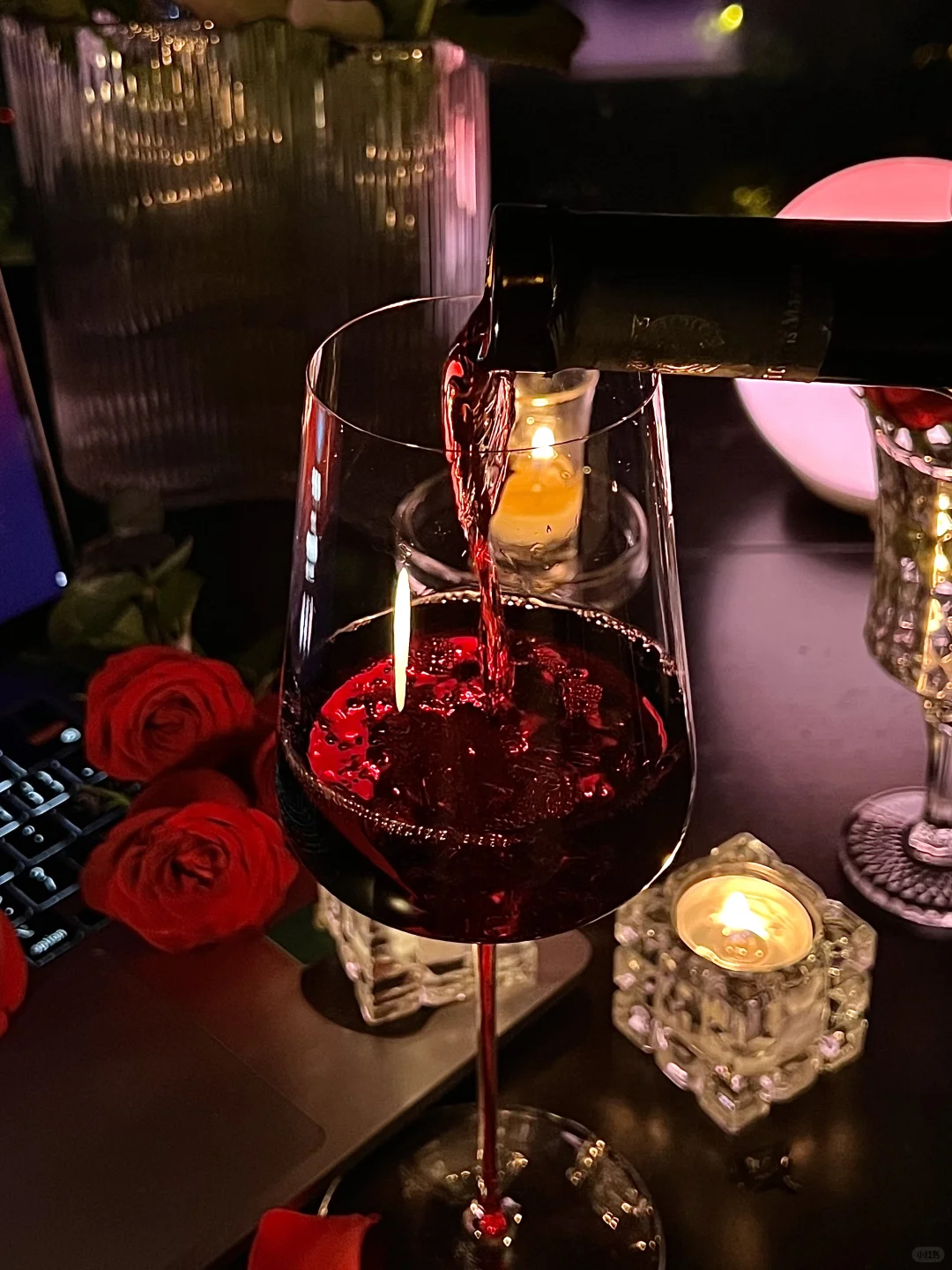 独居微醺夜?氛围感藏在酒与玫瑰里??❣️