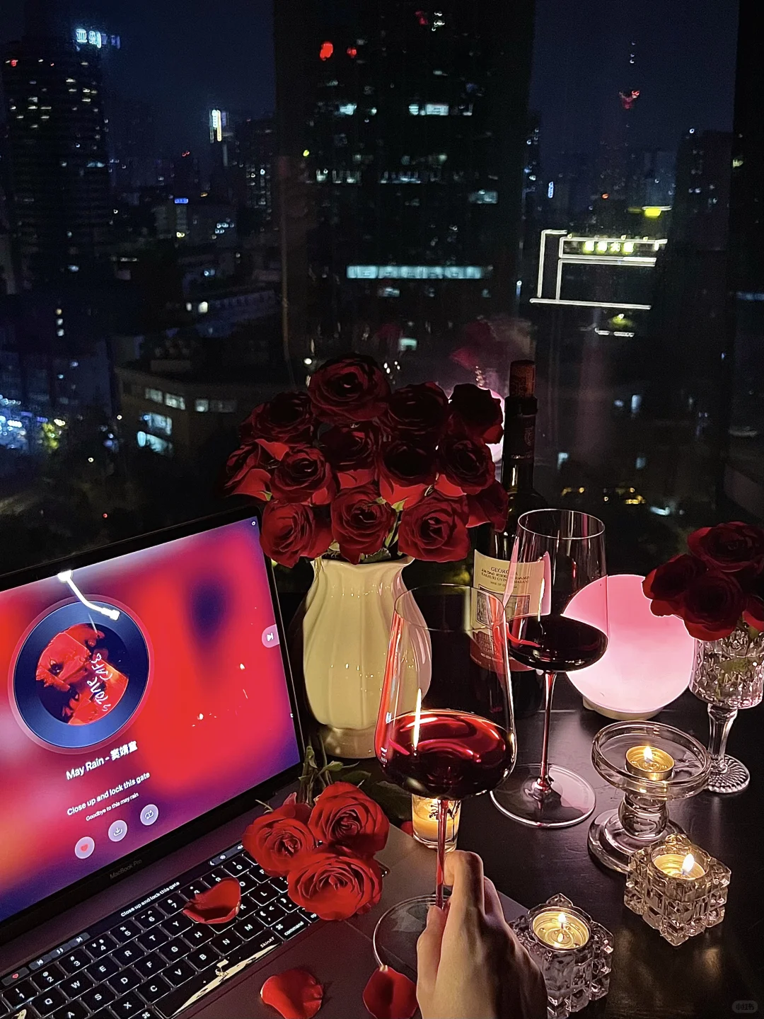 独居微醺夜?氛围感藏在酒与玫瑰里??❣️