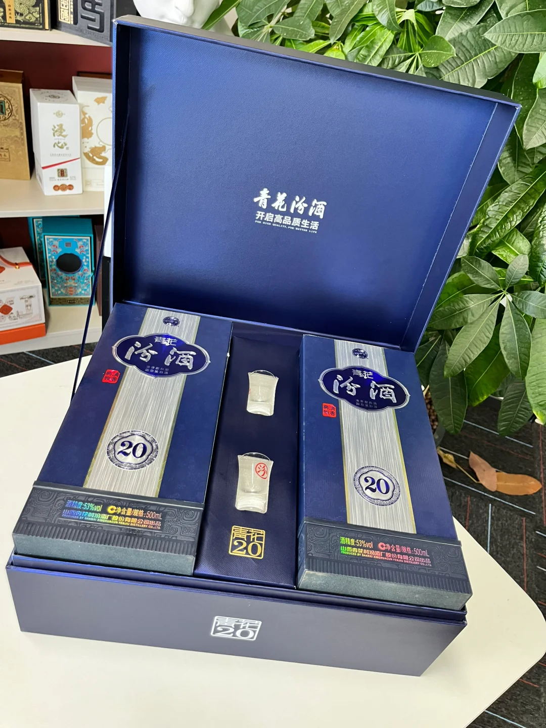 还是藏蓝色，清香型白酒礼盒，汾酒地位上升?
