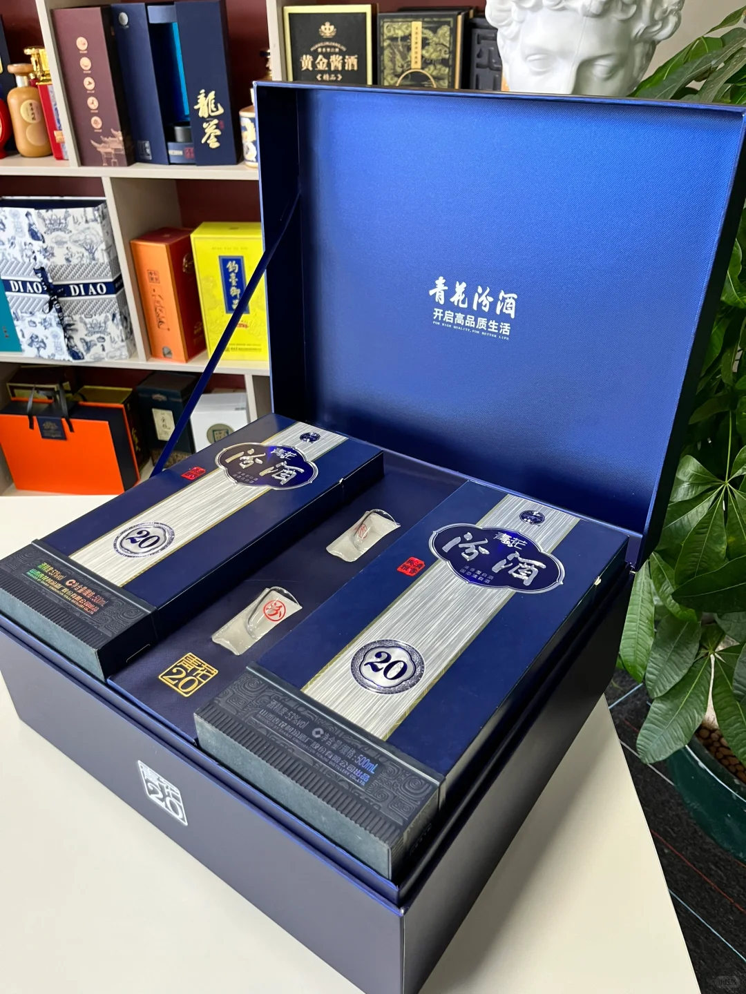还是藏蓝色，清香型白酒礼盒，汾酒地位上升?
