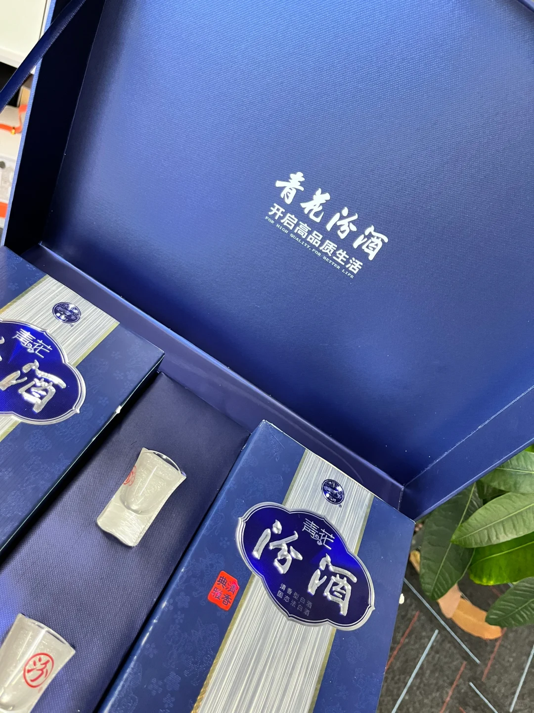 还是藏蓝色，清香型白酒礼盒，汾酒地位上升?