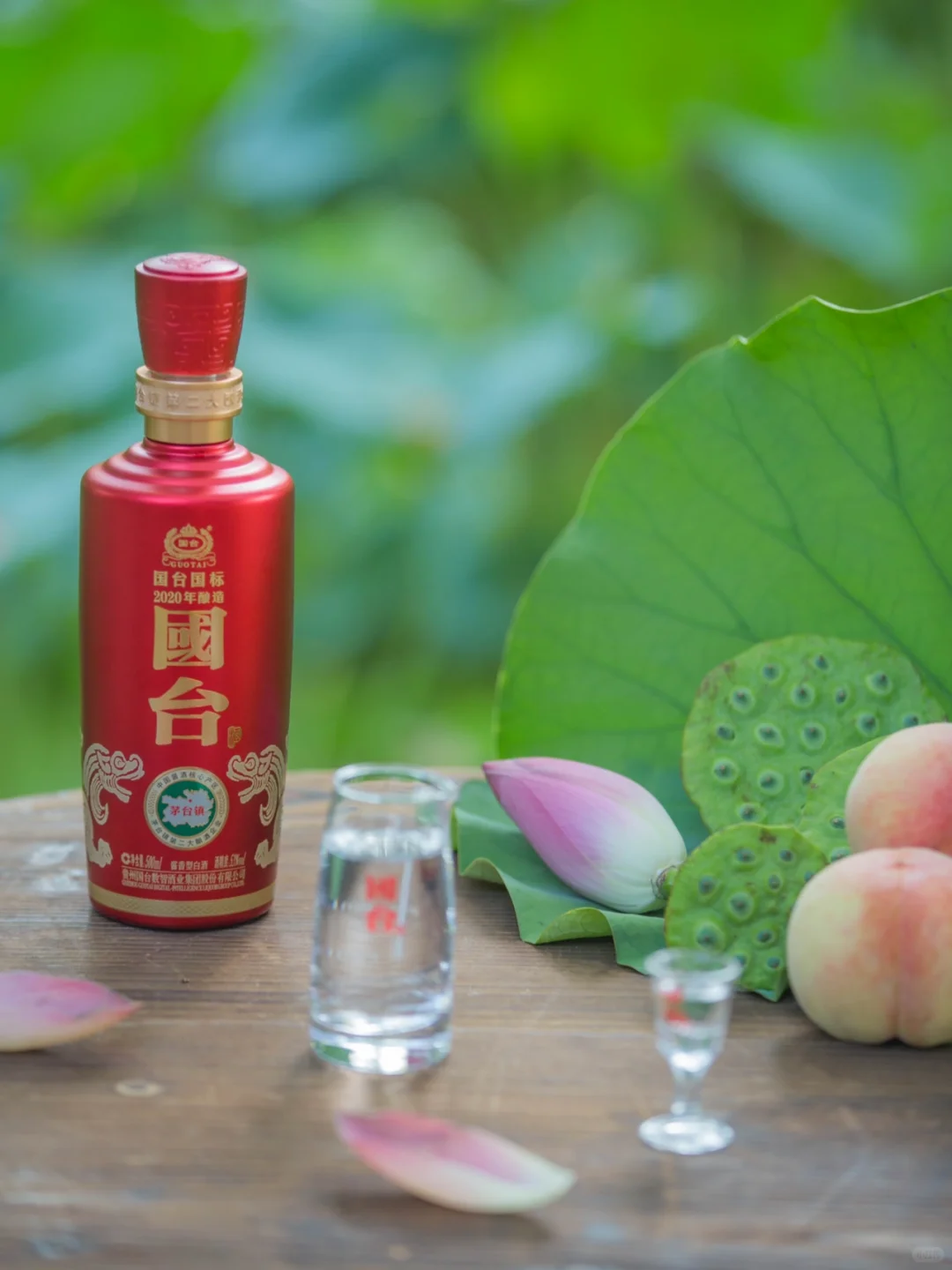 夏日荷宴，且以一杯真实年份酱香入席 。