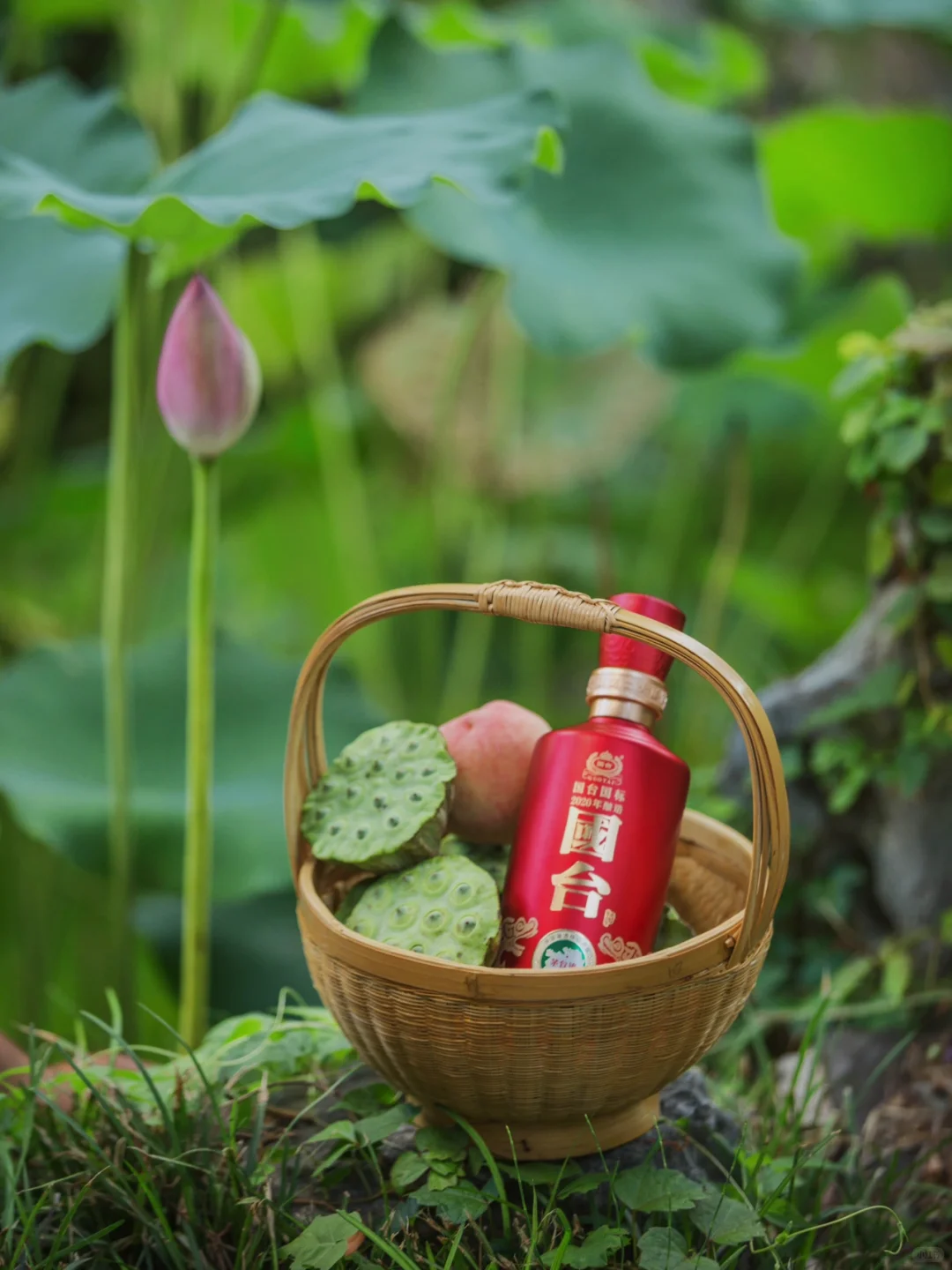 夏日荷宴，且以一杯真实年份酱香入席 。