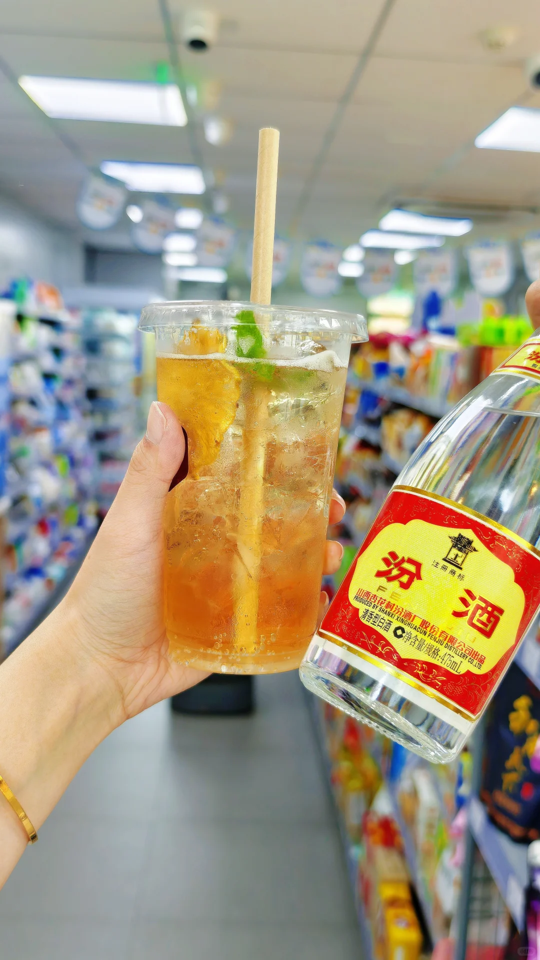 便利店用黄盖玻汾调酒，女生微醺快乐水 get