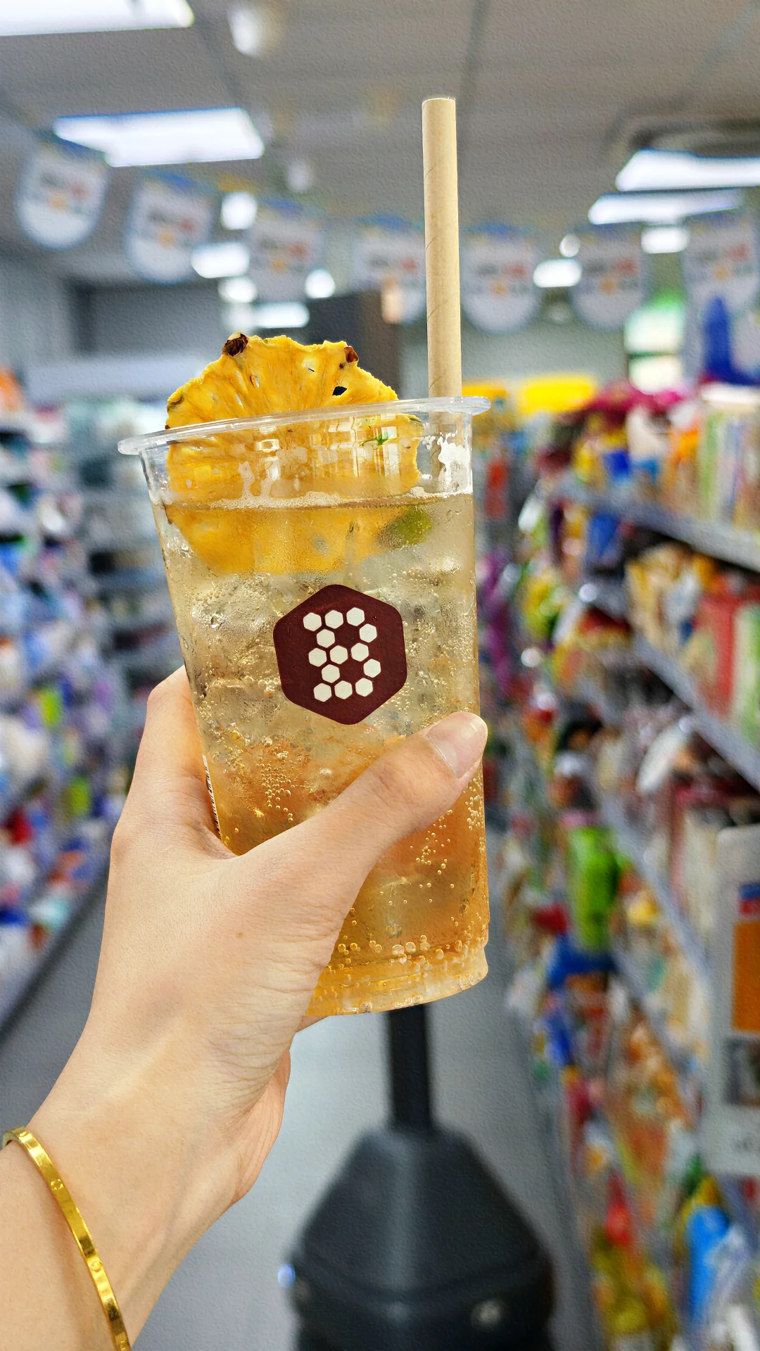 便利店用黄盖玻汾调酒，女生微醺快乐水 get