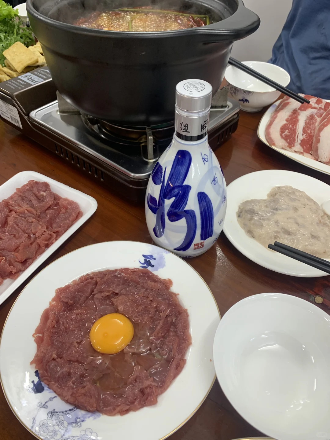 朋友他拿出这瓶酒说：别小看，老酒鬼都爱这款