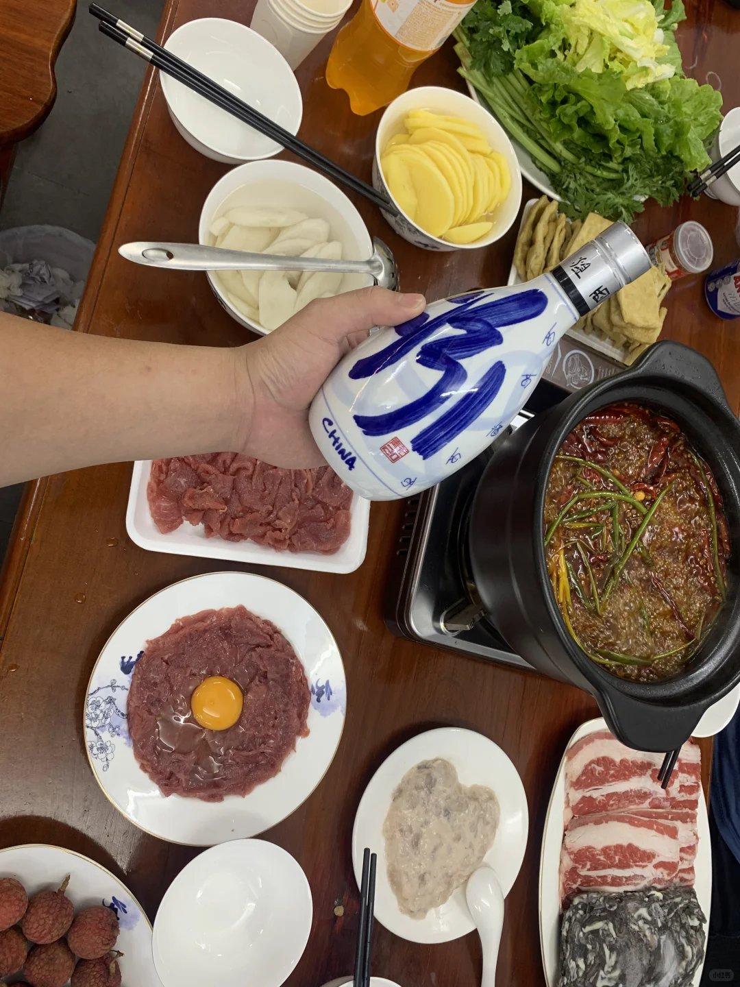 朋友他拿出这瓶酒说：别小看，老酒鬼都爱这款