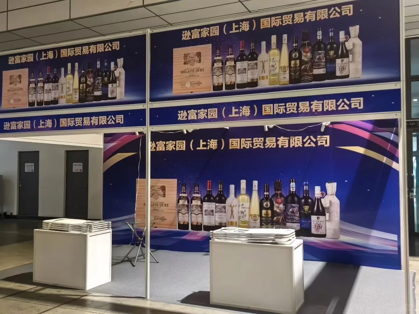 济南中酒展标展第一天KT板安装