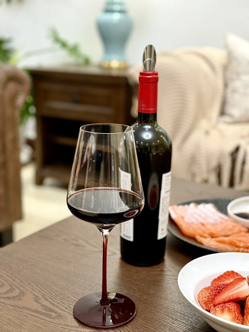 一盘三文鱼一杯红酒，生活如此美好