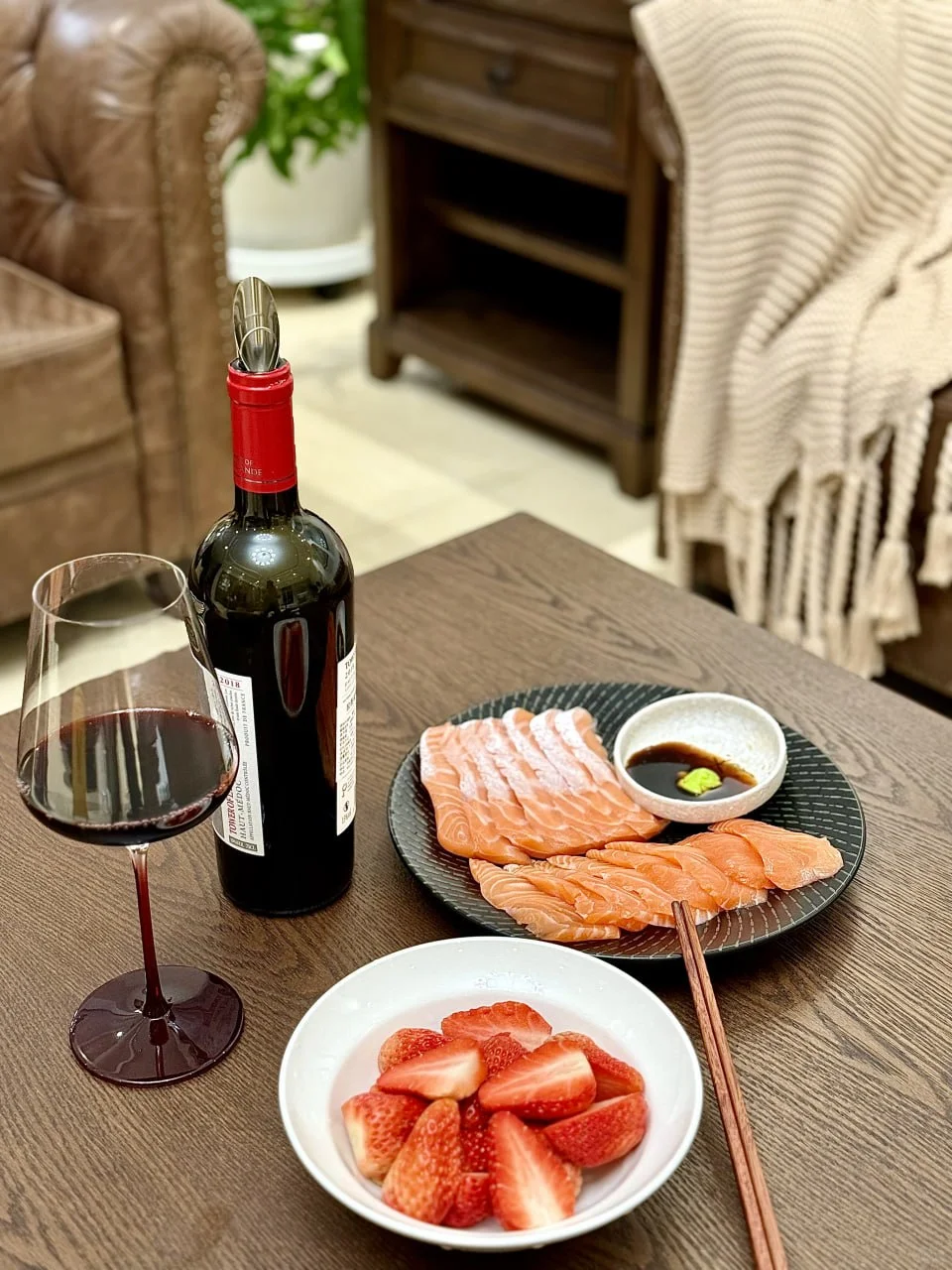 一盘三文鱼一杯红酒，生活如此美好