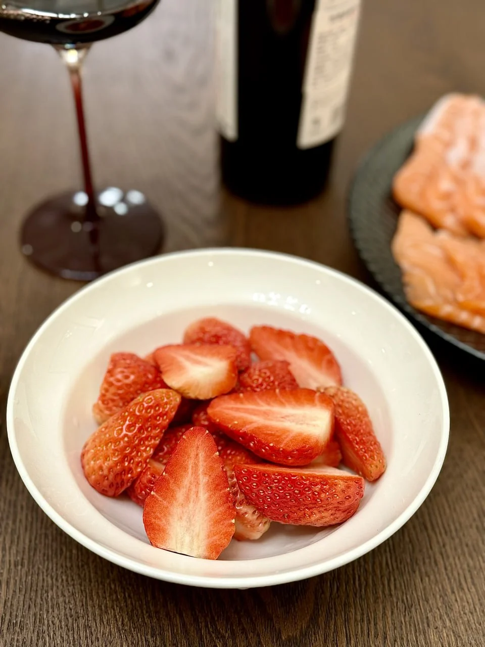 一盘三文鱼一杯红酒，生活如此美好