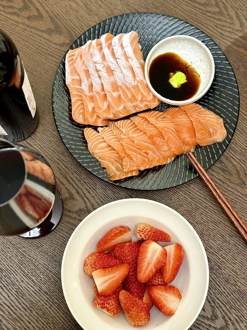 一盘三文鱼一杯红酒，生活如此美好