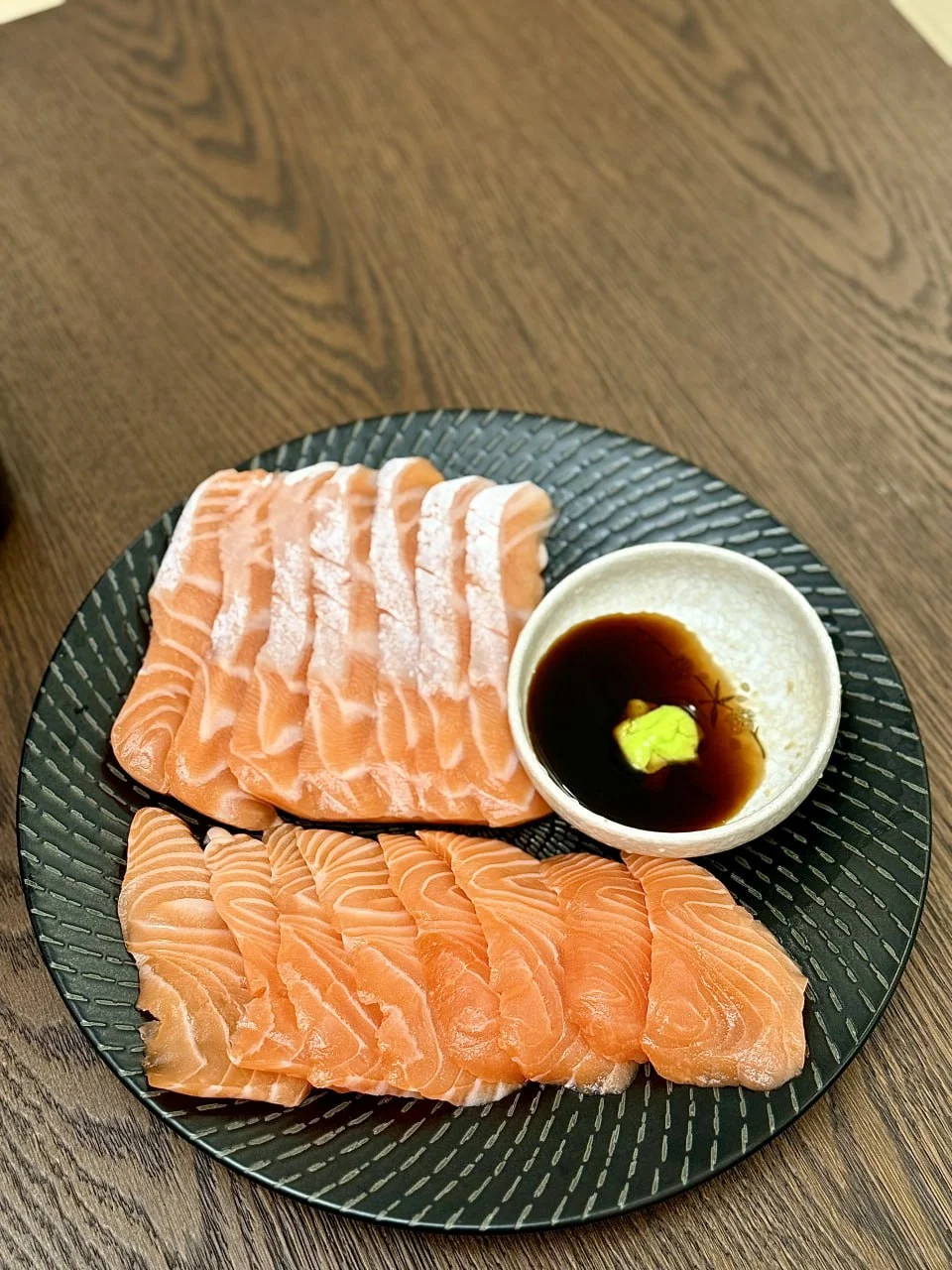 一盘三文鱼一杯红酒，生活如此美好