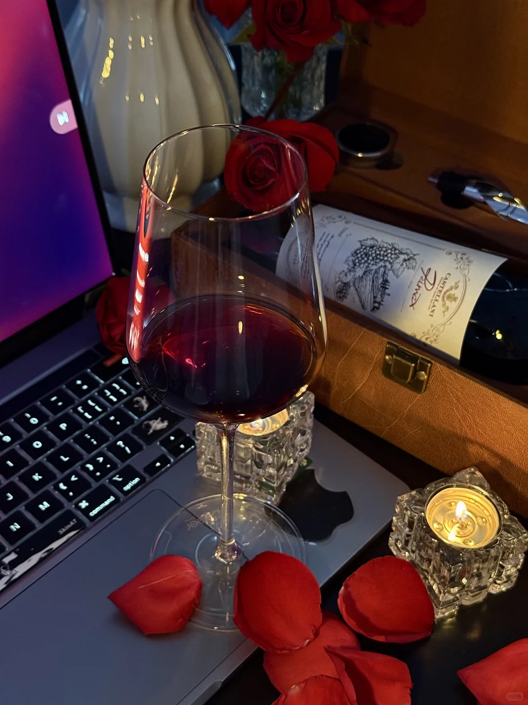 独居微醺?沉浸暧昧酒香与玫瑰色的夜??