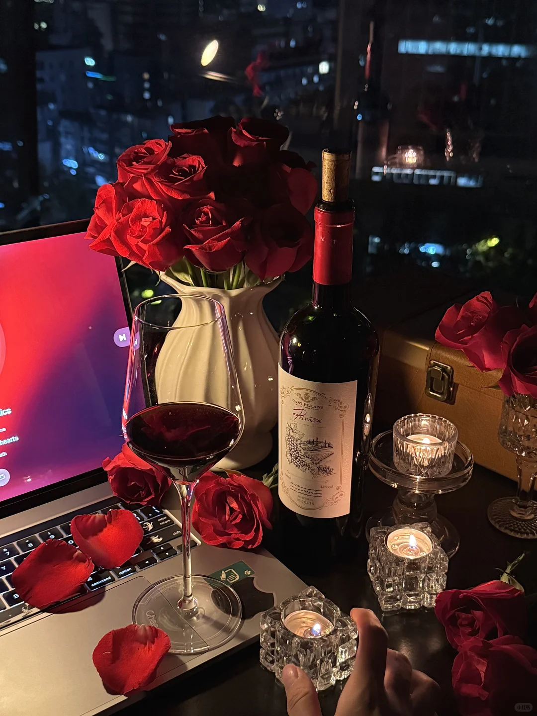 独居微醺?沉浸暧昧酒香与玫瑰色的夜??