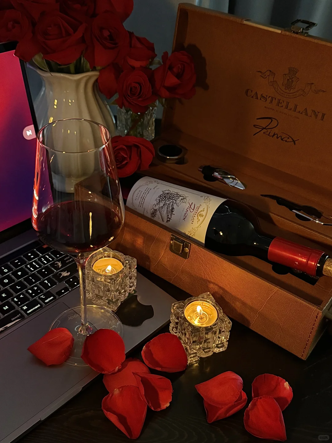 独居微醺?沉浸暧昧酒香与玫瑰色的夜??