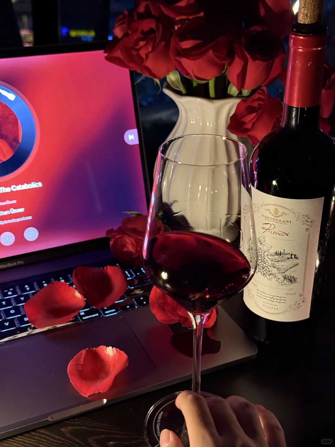 独居微醺?沉浸暧昧酒香与玫瑰色的夜??