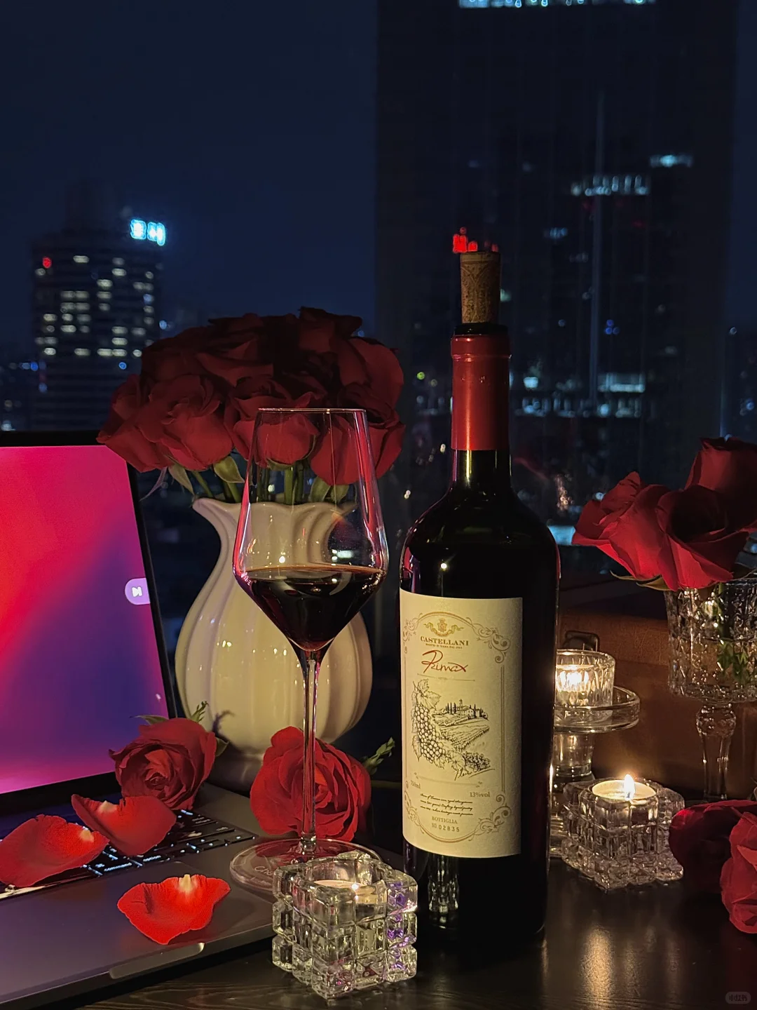 独居微醺?沉浸暧昧酒香与玫瑰色的夜??