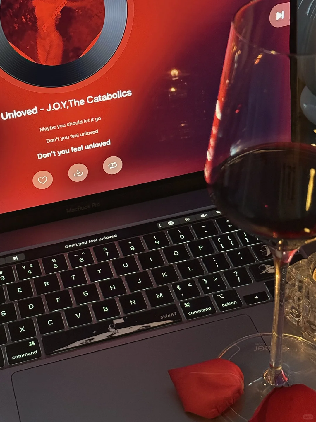 独居微醺?沉浸暧昧酒香与玫瑰色的夜??