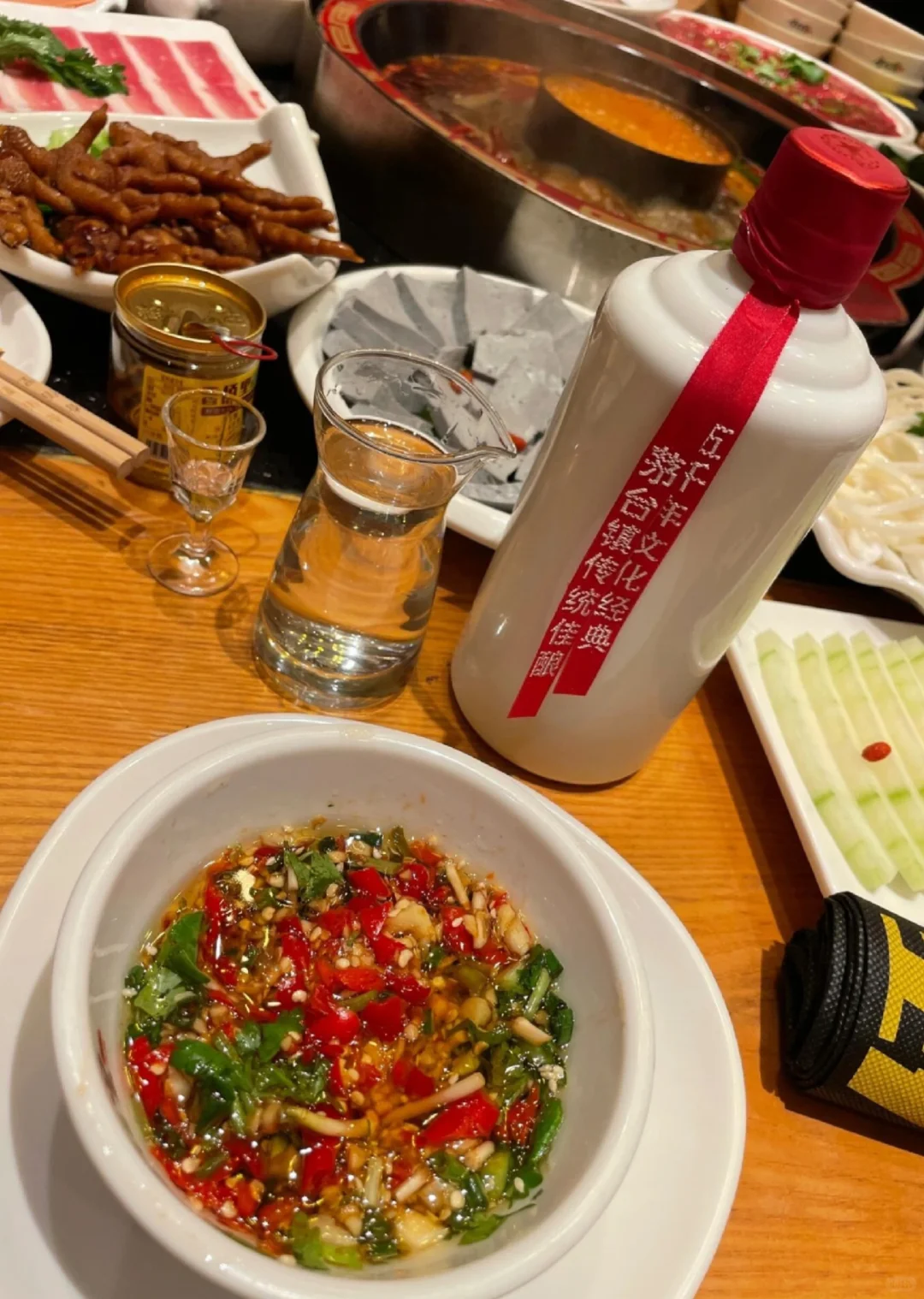 “碰杯的时间，心事都在酒里晃荡”