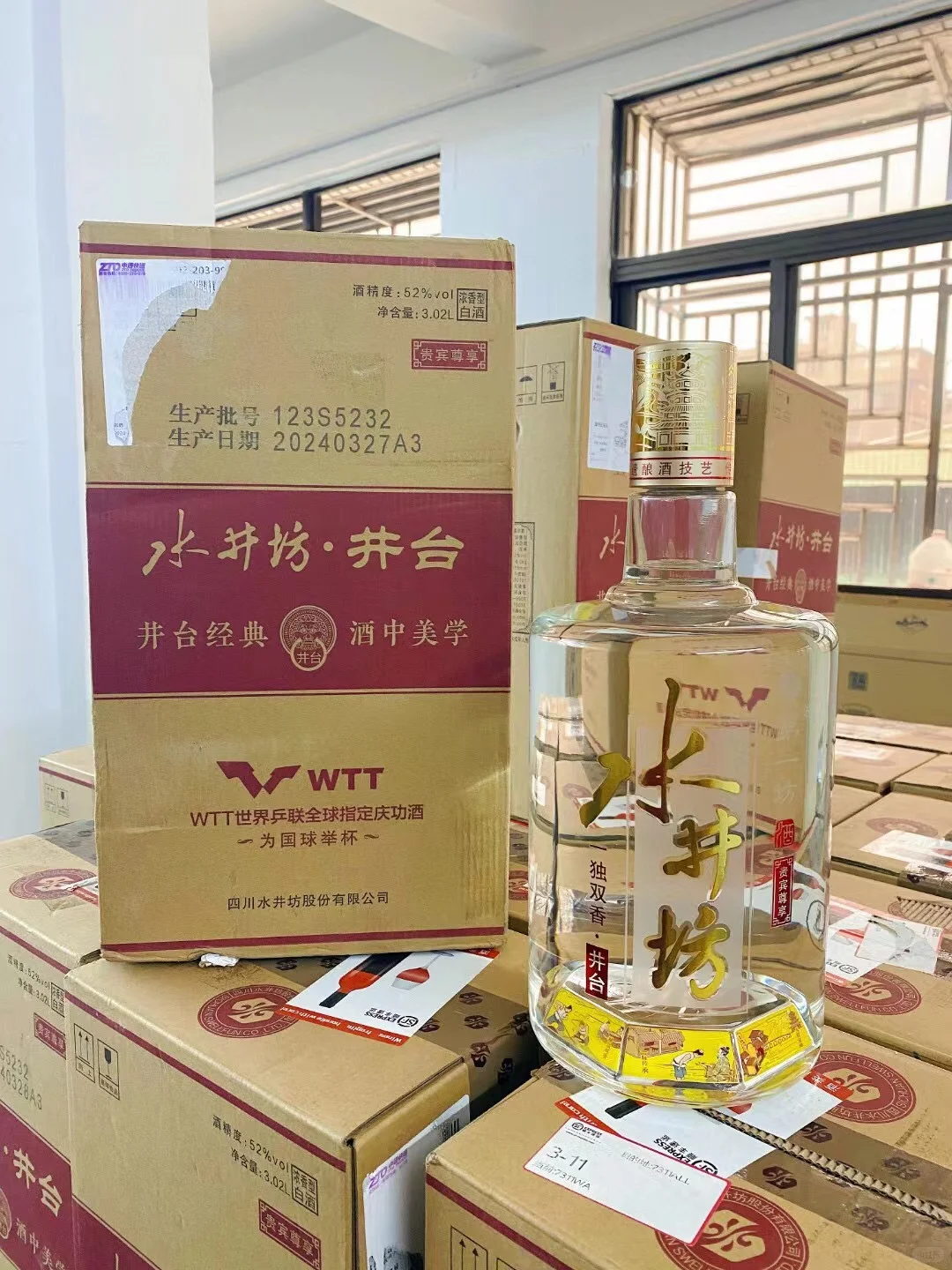 送人一点也不输普五的大坛子白酒