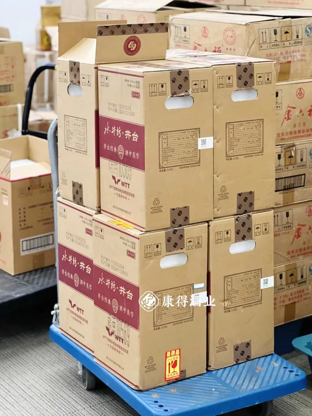 送人一点也不输普五的大坛子白酒