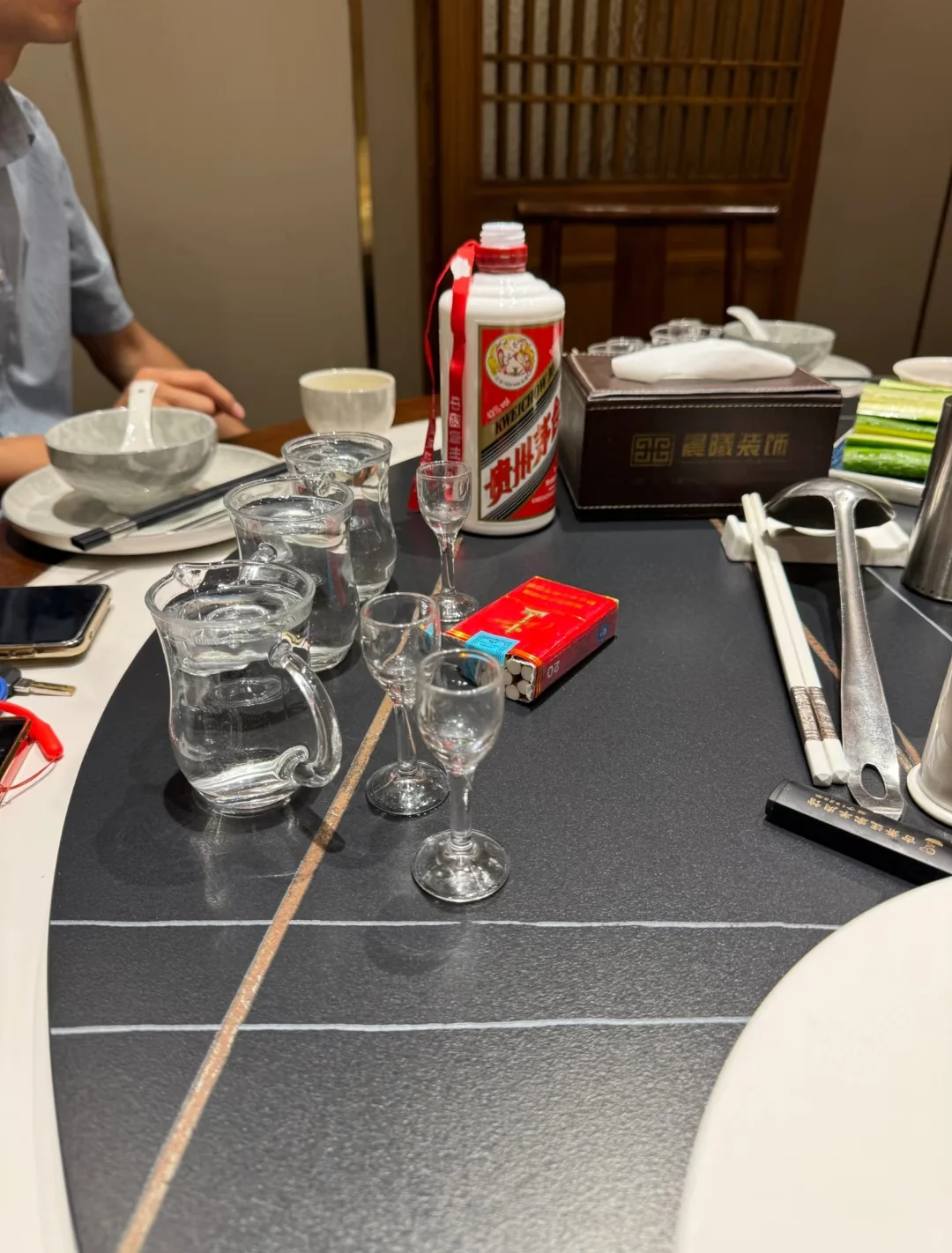 “碰杯的时间，心事都在酒里晃荡”