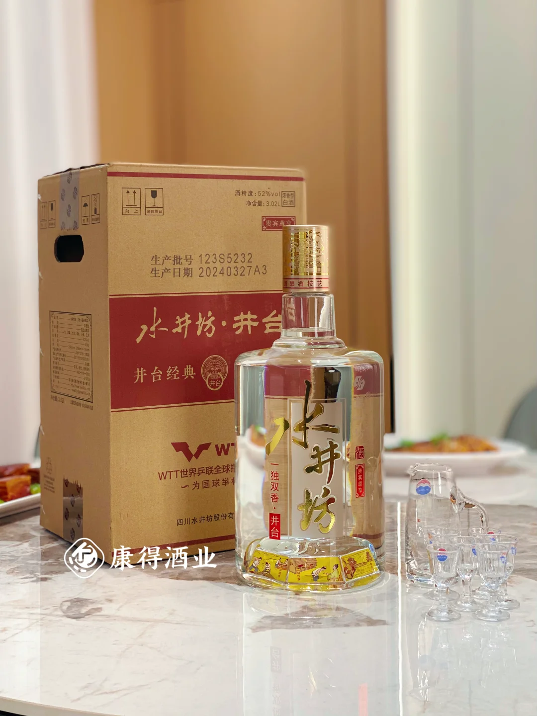 送人一点也不输普五的大坛子白酒