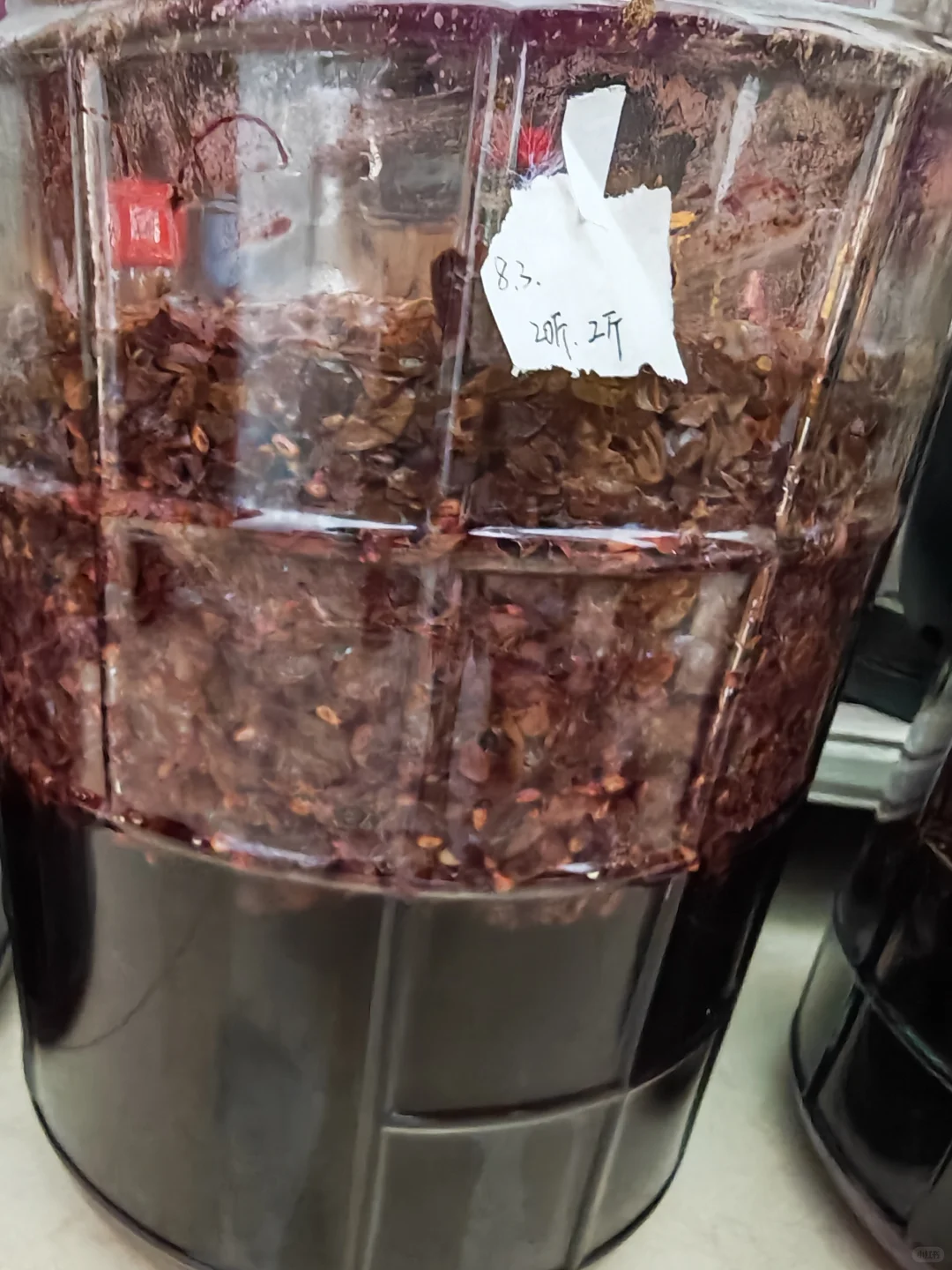 自酿葡萄酒半过月了，请教专业酿酒人士