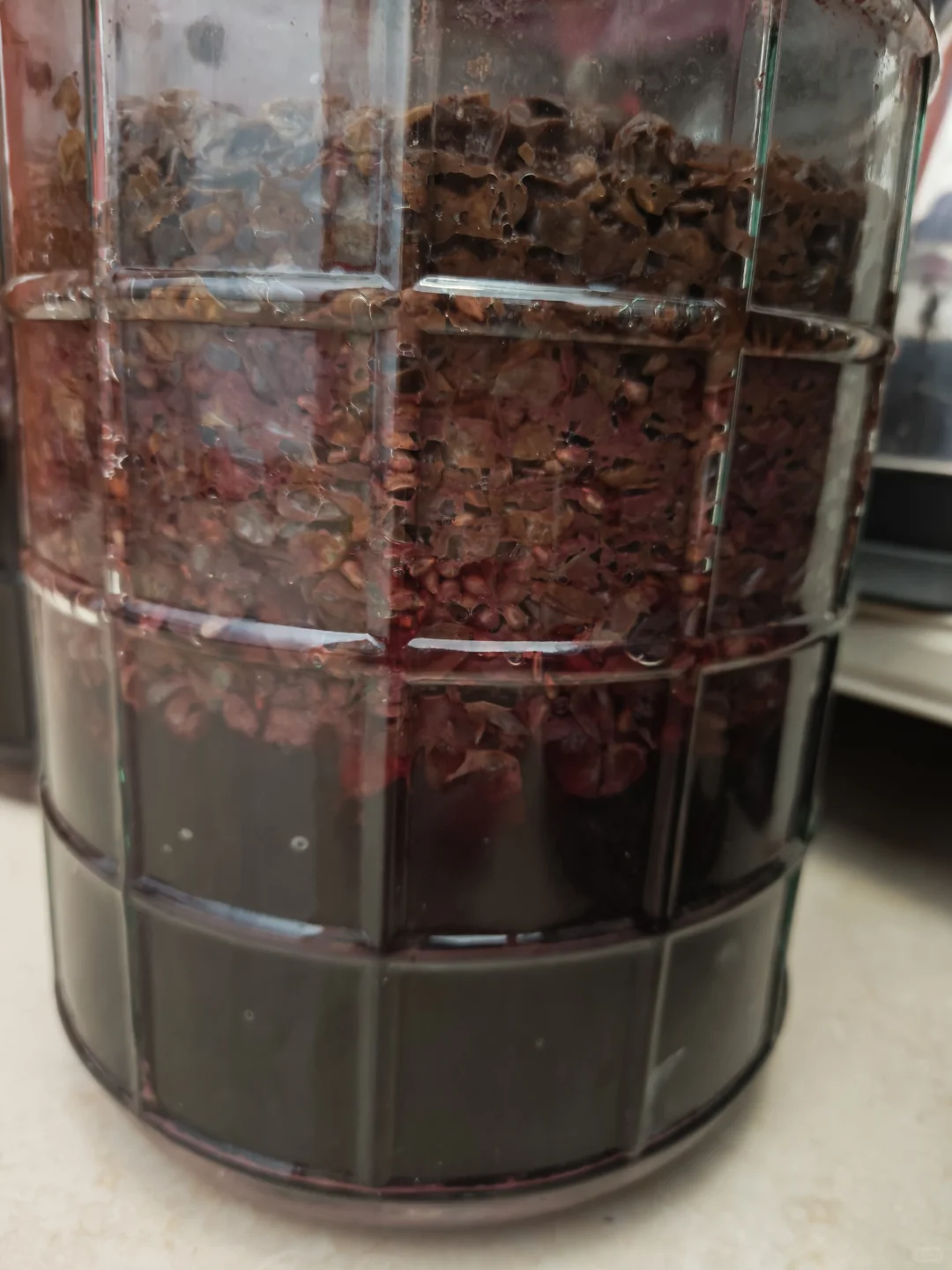 自酿葡萄酒半过月了，请教专业酿酒人士