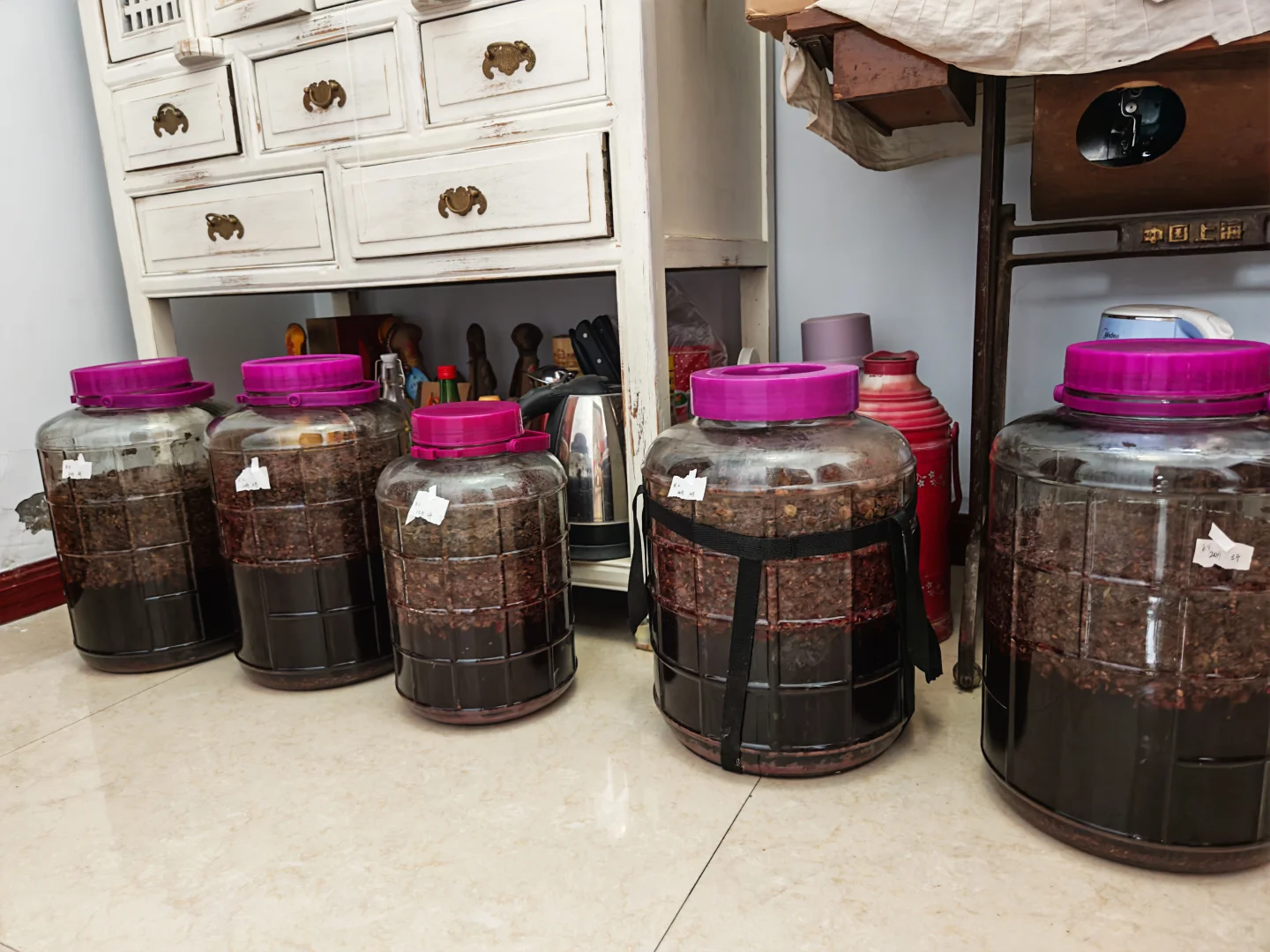 自酿葡萄酒半过月了，请教专业酿酒人士