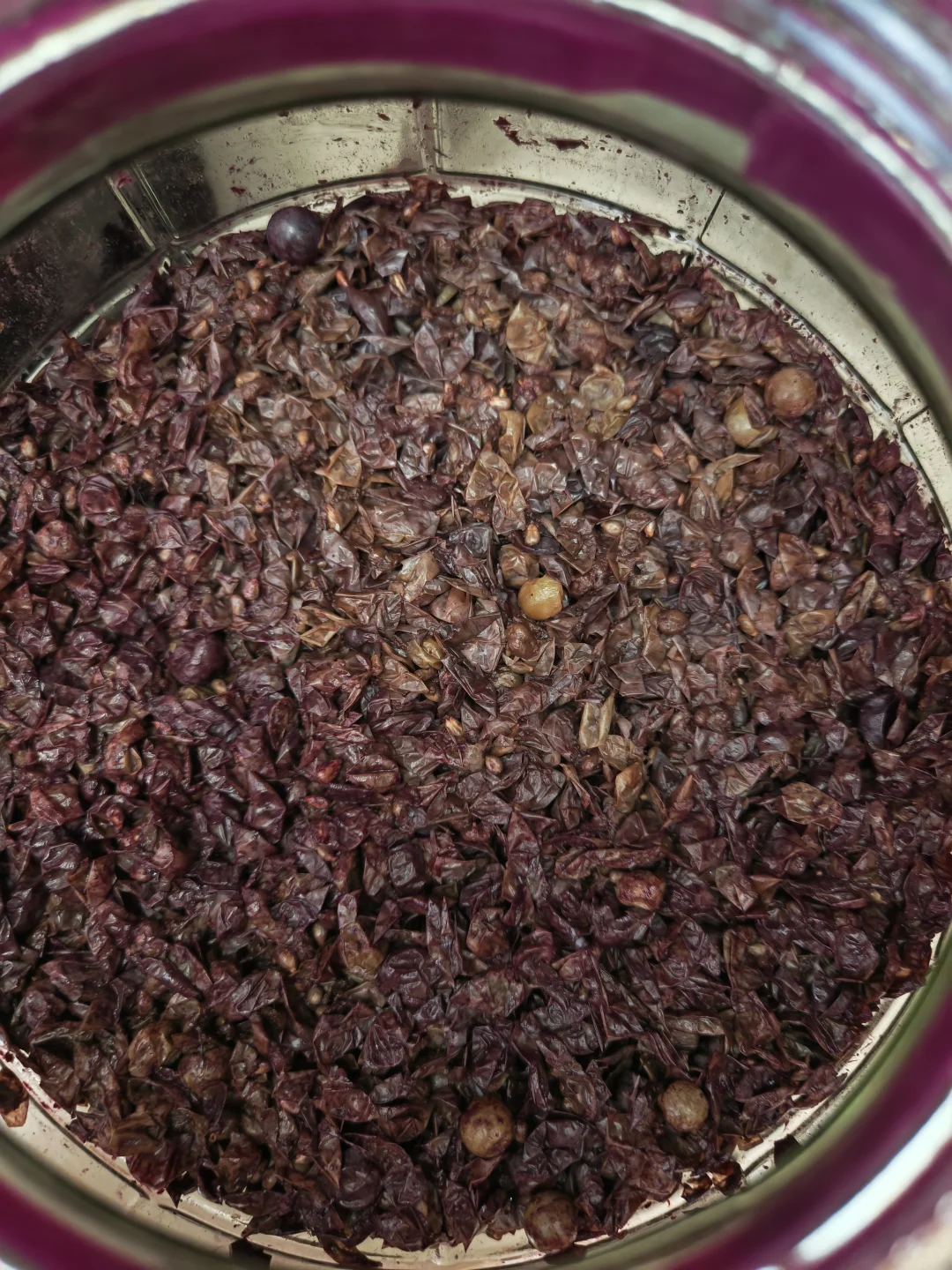 自酿葡萄酒半过月了，请教专业酿酒人士