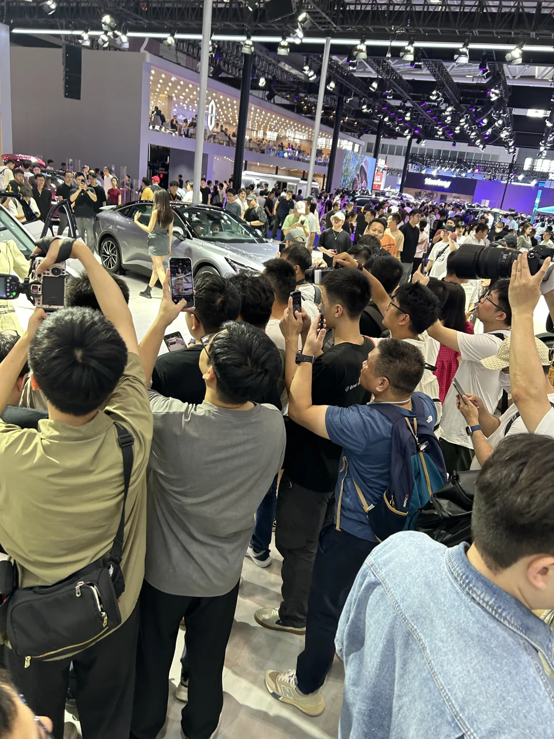 不是说男的都不爱拍照吗