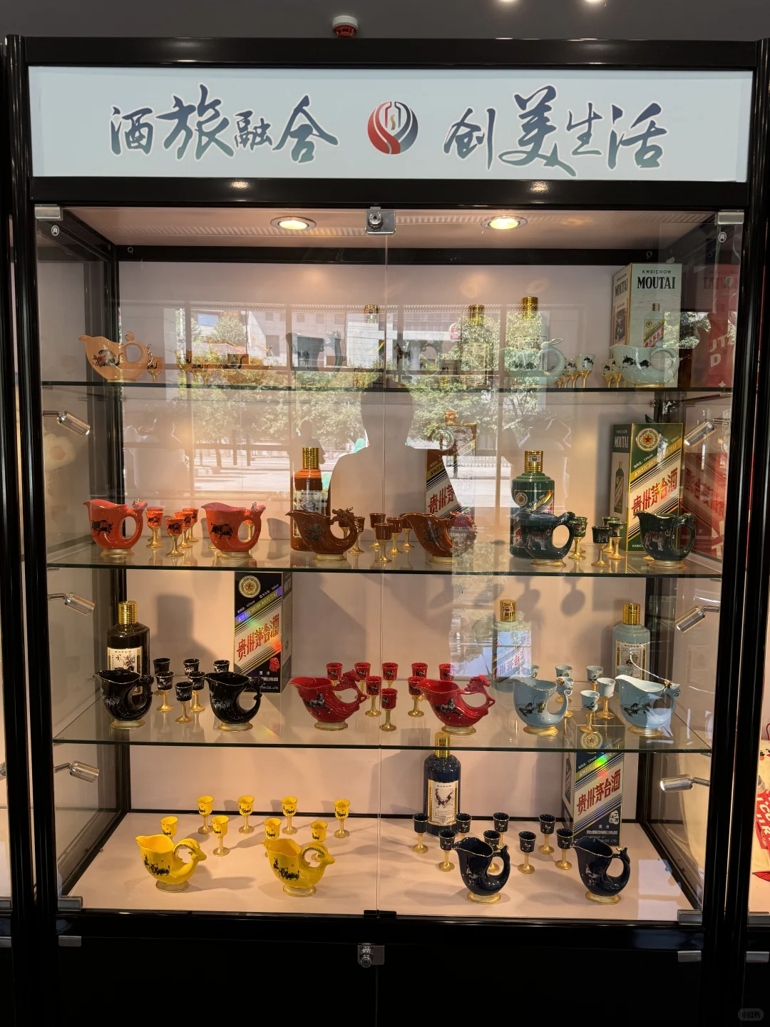 带大家参观一下茅台文旅公司的展台。