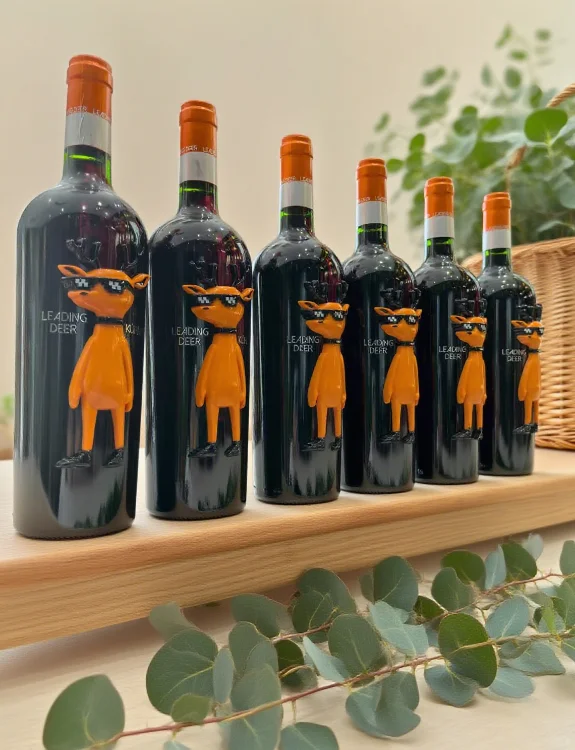 这只领头鹿葡萄酒，是酒也是潮玩艺术品！