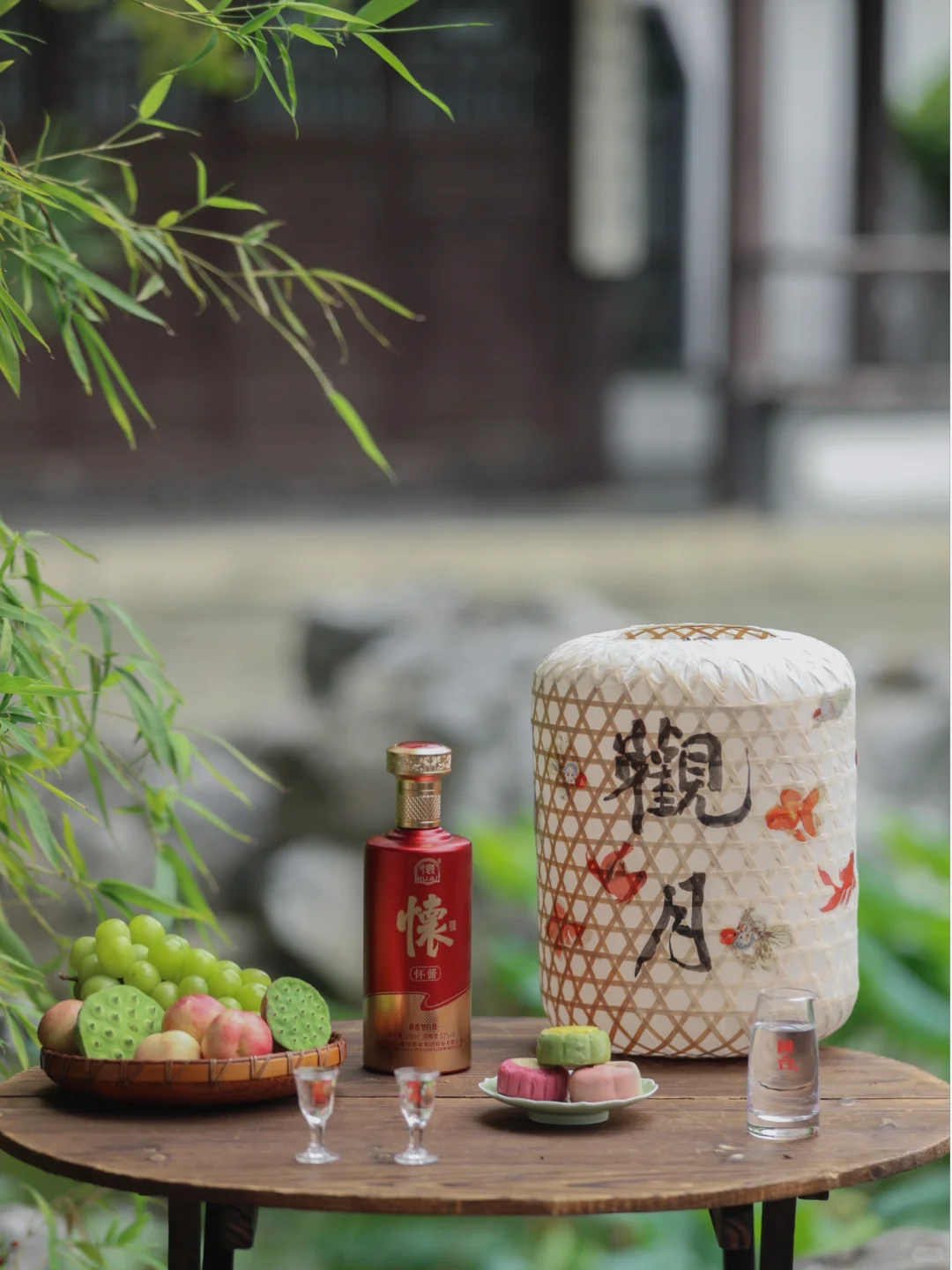 秋风轻拂添满香，把酒欢聚享清欢 。