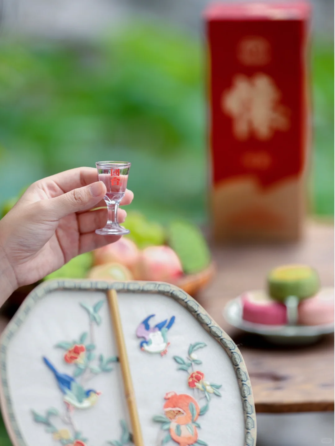 秋风轻拂添满香，把酒欢聚享清欢 。