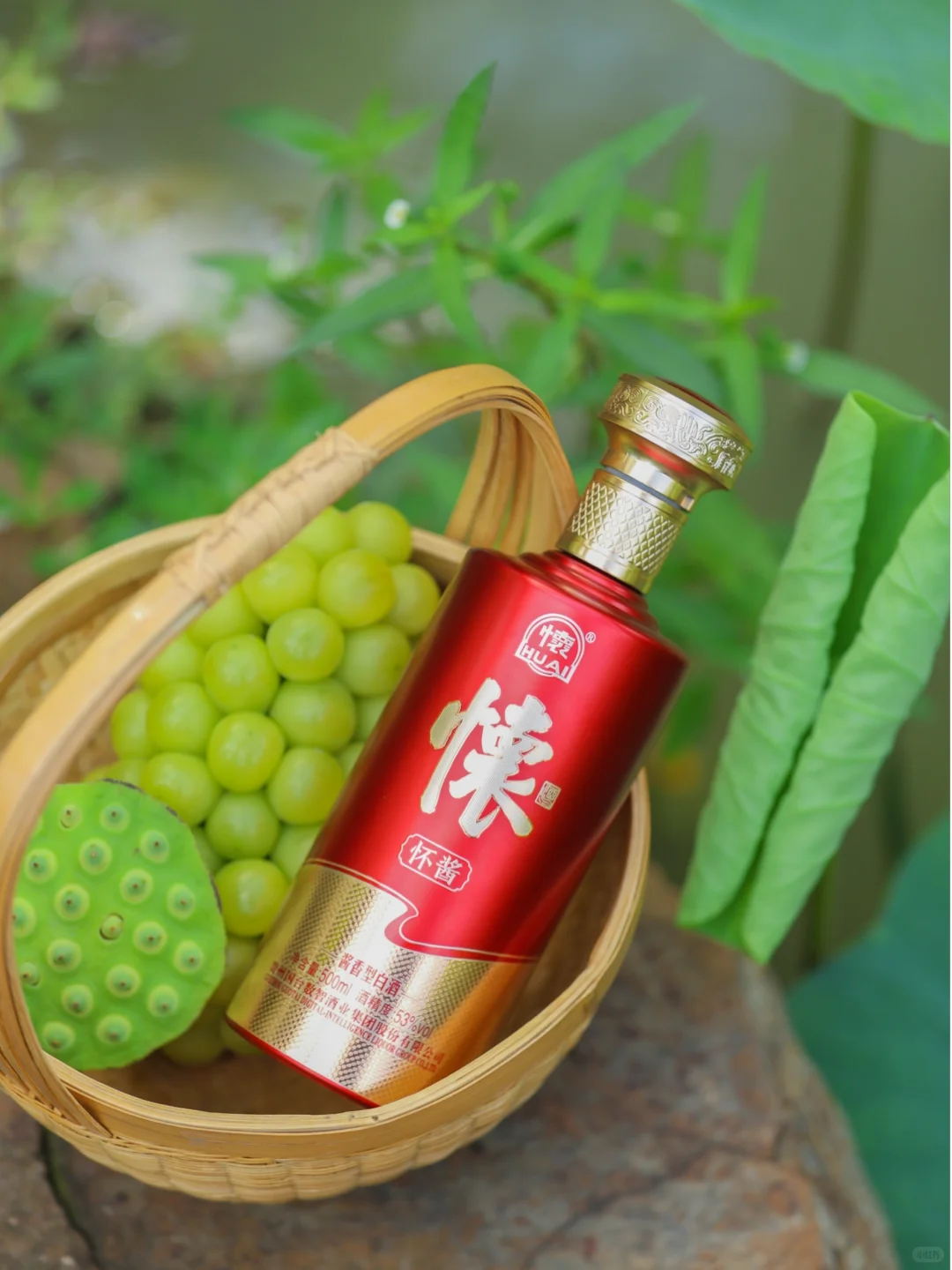 秋风轻拂添满香，把酒欢聚享清欢 。