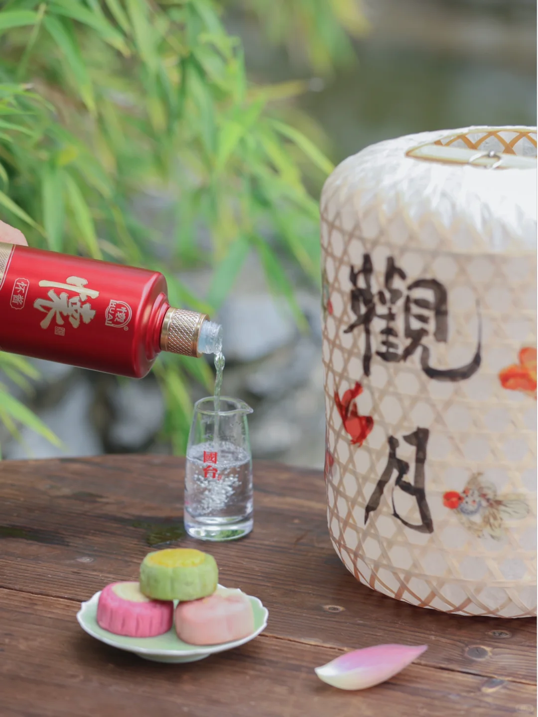 秋风轻拂添满香，把酒欢聚享清欢 。