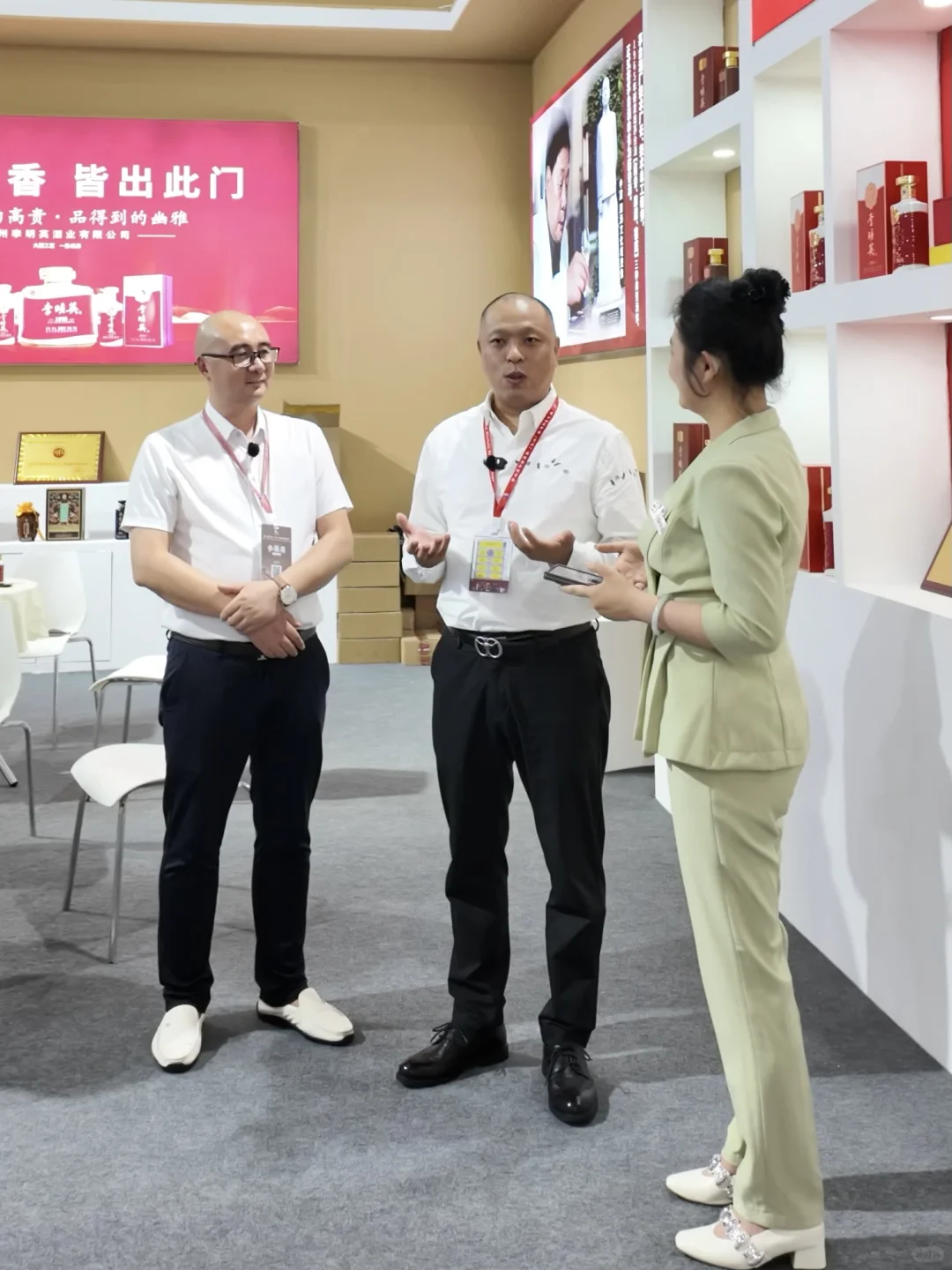 酒博会直接把“村T”舞台搬进来了