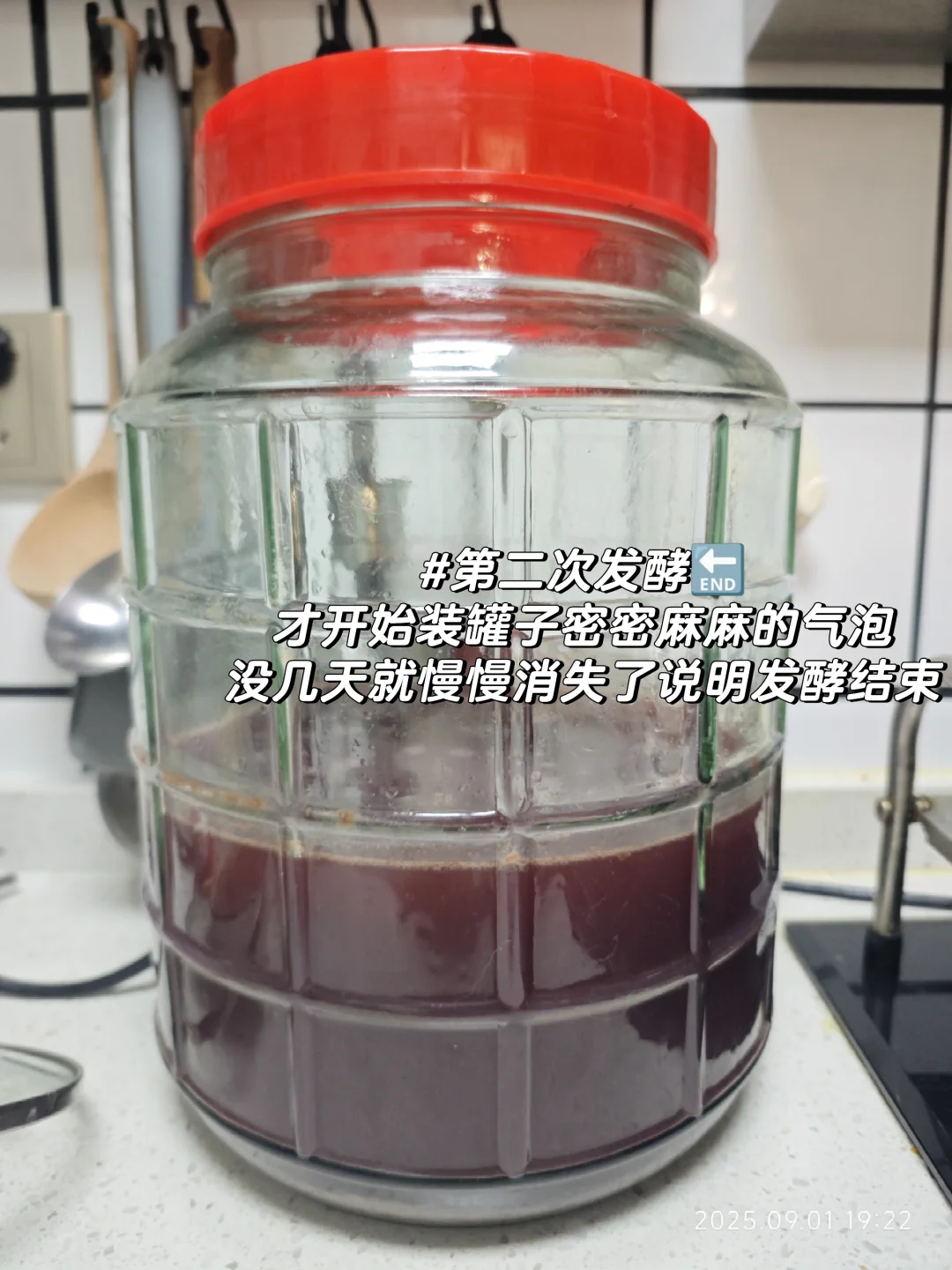 自家酿造的葡萄酒装瓶密封囖??