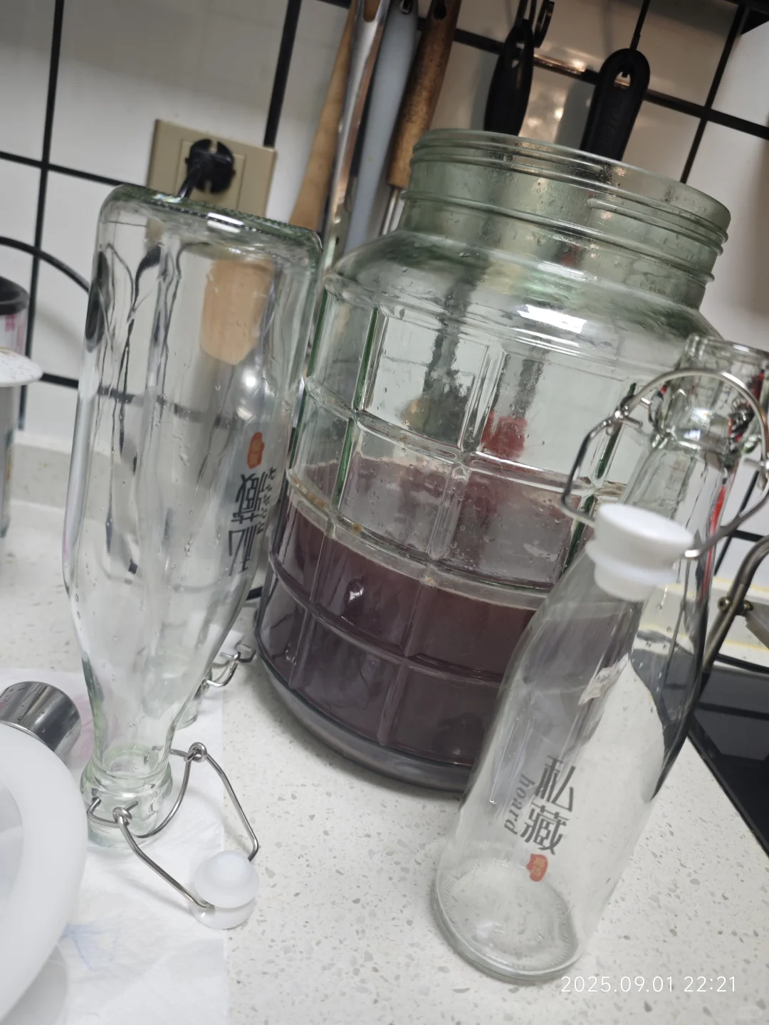 自家酿造的葡萄酒装瓶密封囖??