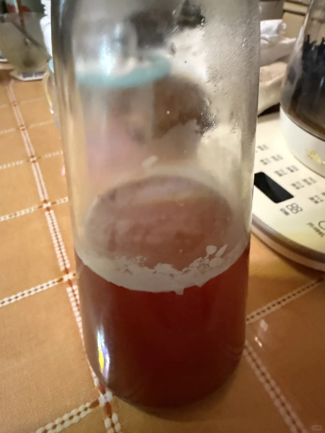 请教:葡萄酒表面起了一层白膜是怎么回事