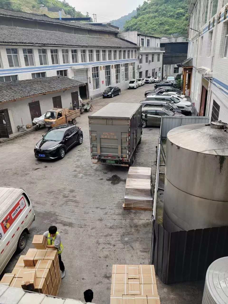 茅台镇有一千多家酒厂。7成根本不产一滴酒