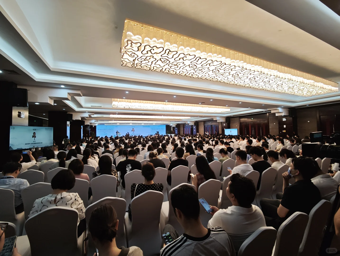 会务会议会展打工人加班的夜晚
