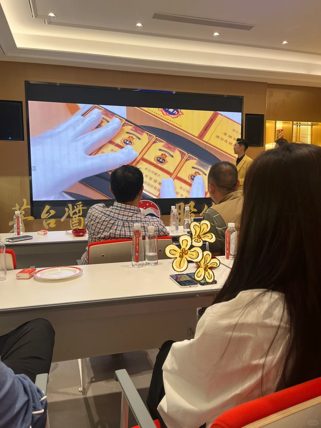 昨天的酒今天发，摸鱼开会喝酒认真?