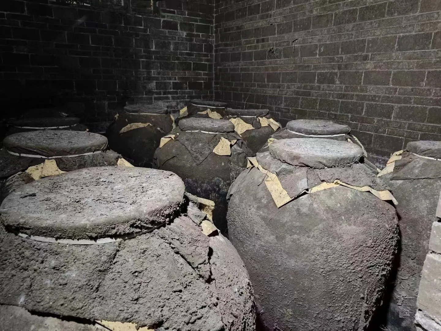 我们本地人都是存新酒喝老酒，就是陈的香