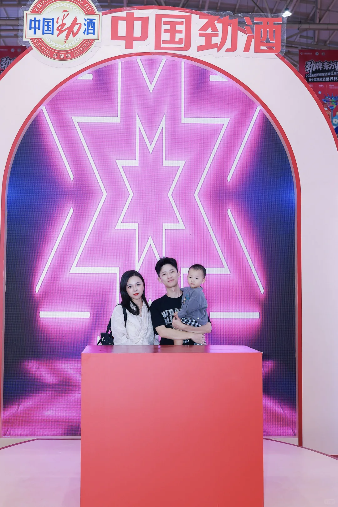 带酒鬼老公冲酒博会！潮饮大赛玩到不想走！?