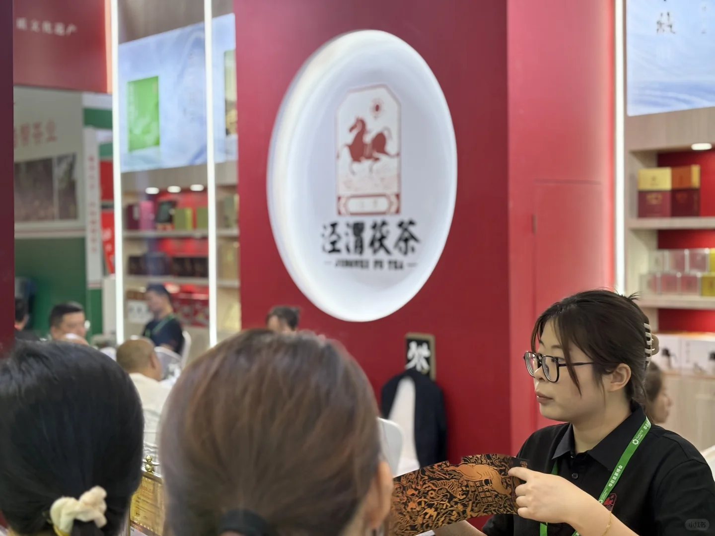 泾渭茯茶红韵茶香引客50㎡国风展台惊艳亮相