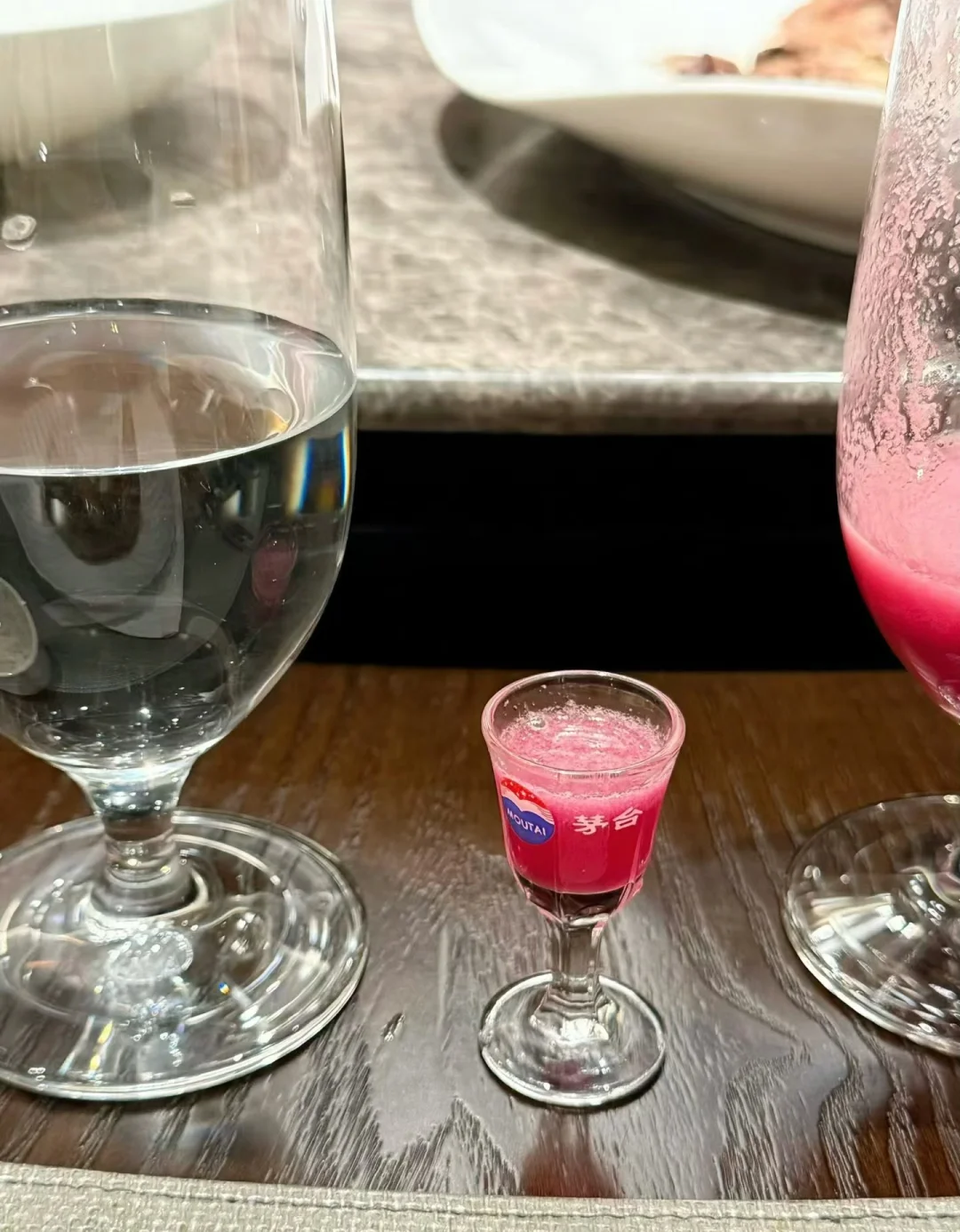 借一张真实喝白酒的动图让我装一下